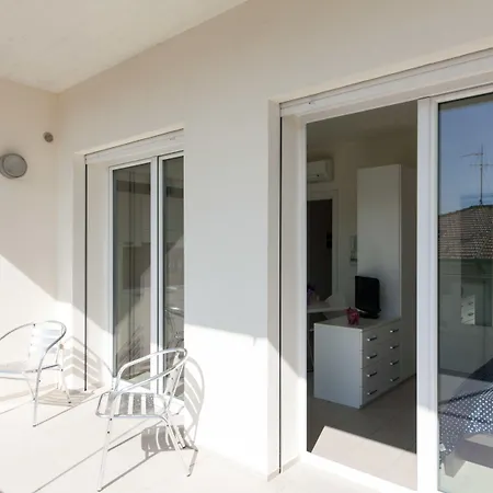 Sunrise מלון דירות 4*